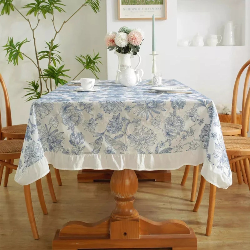 Delfina blå blondeduk med blomster