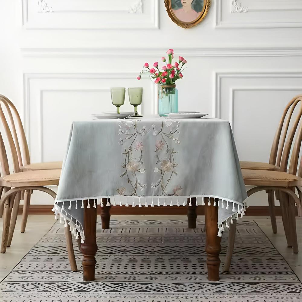 Elegant duk med vevde blomster