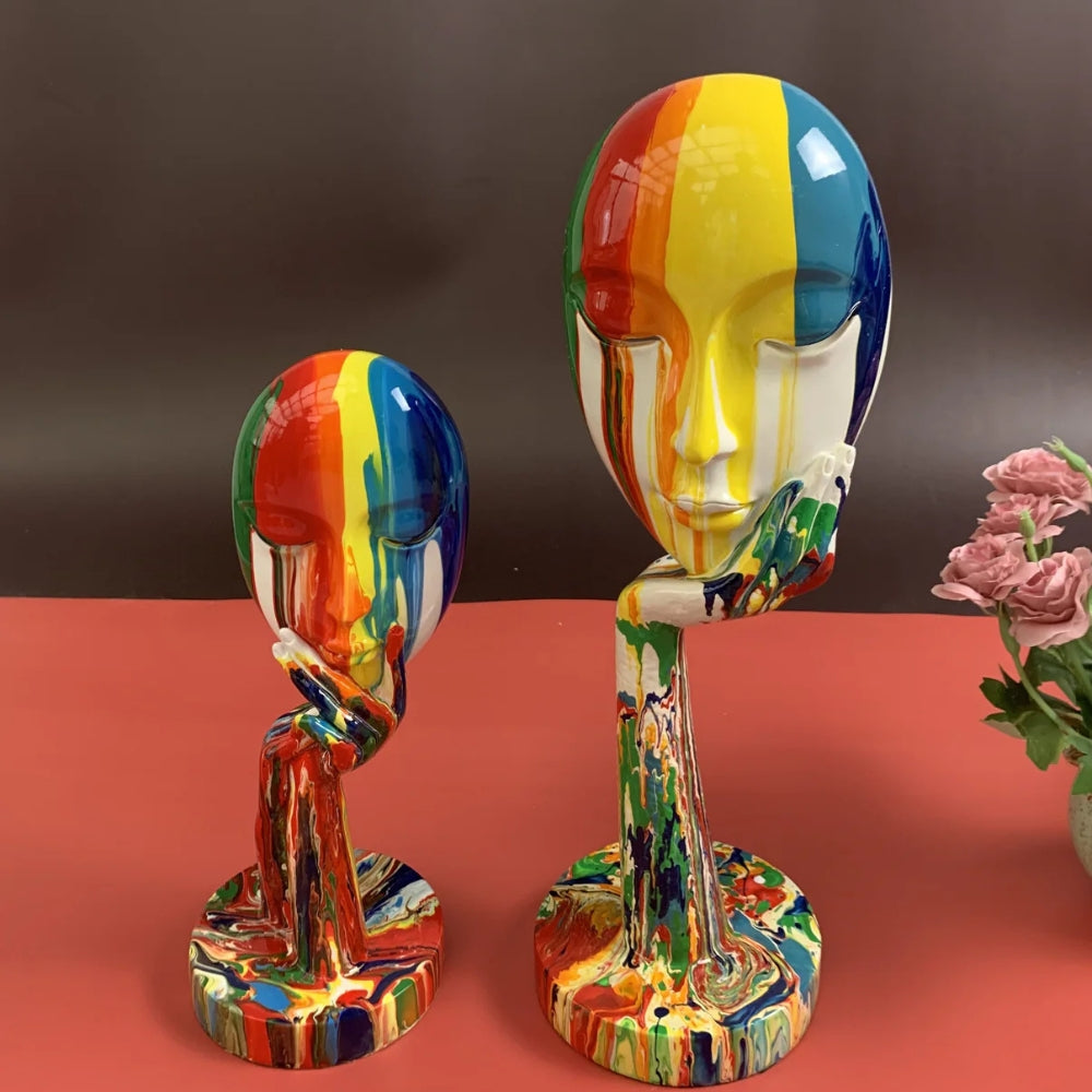 Fargerik kunstskulptur av kvinnelig tenker
