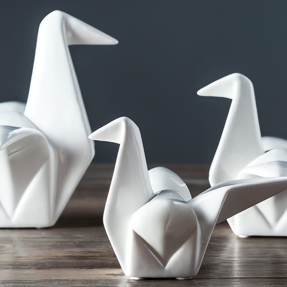 Origami-inspirert fugleskulptur i keramikk