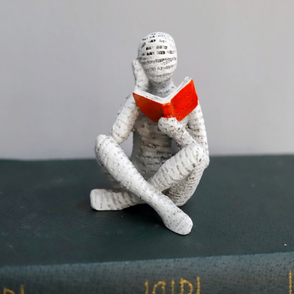 Hyllepynt med lesende kvinne – Seated Reader