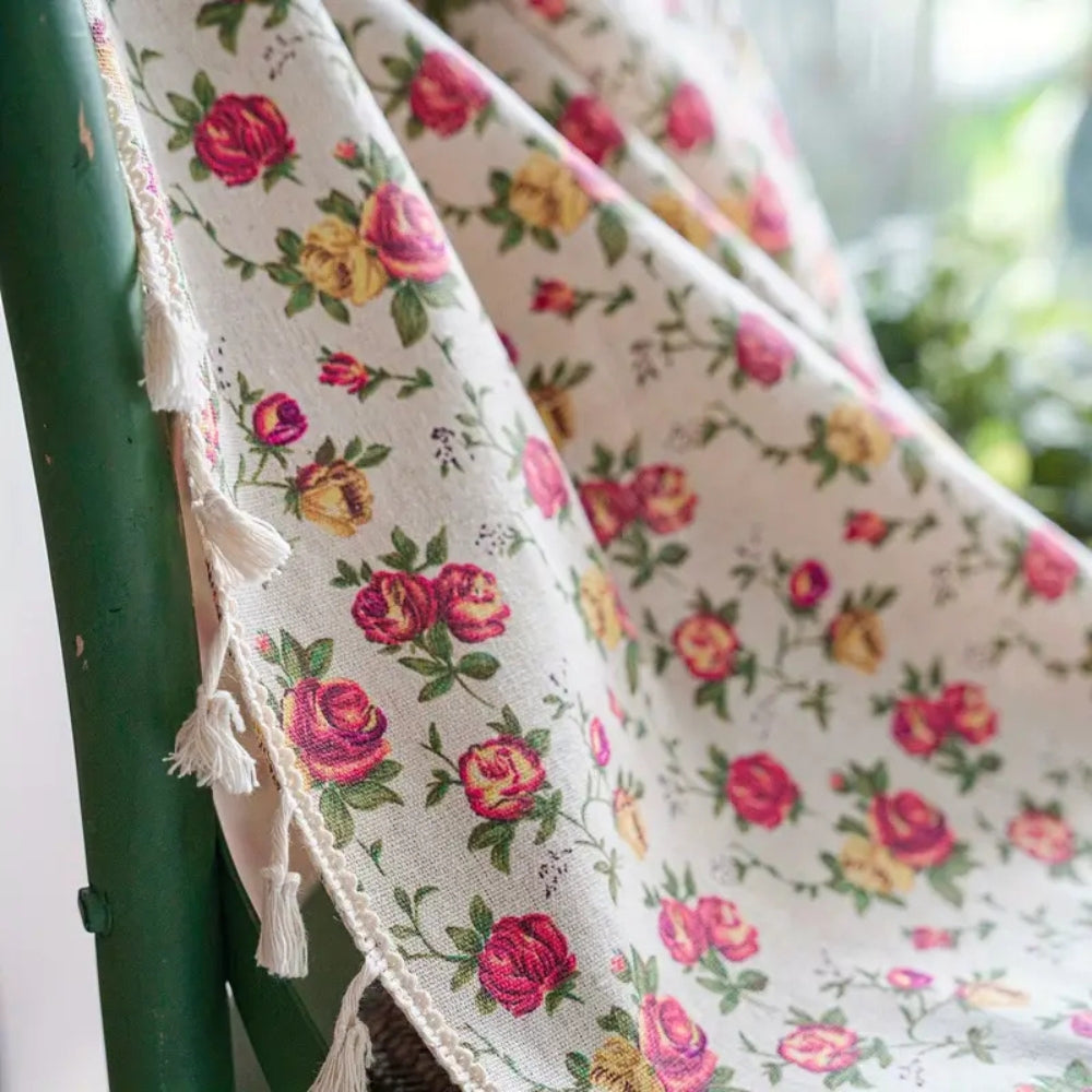 Myk bomullsgardin med blomster og dusker