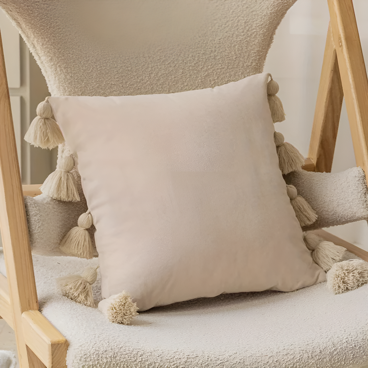 Bohemsk putetrekk med pomponger – Beige