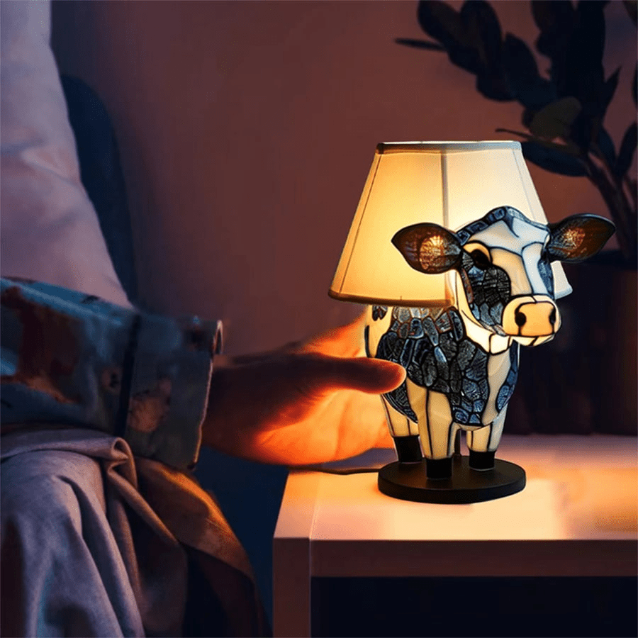 Håndlaget Highland - ku Bordlampe i Farget Glass – Unik Kunstnerisk Hjemmedekorasjon og Gave - NordHjem