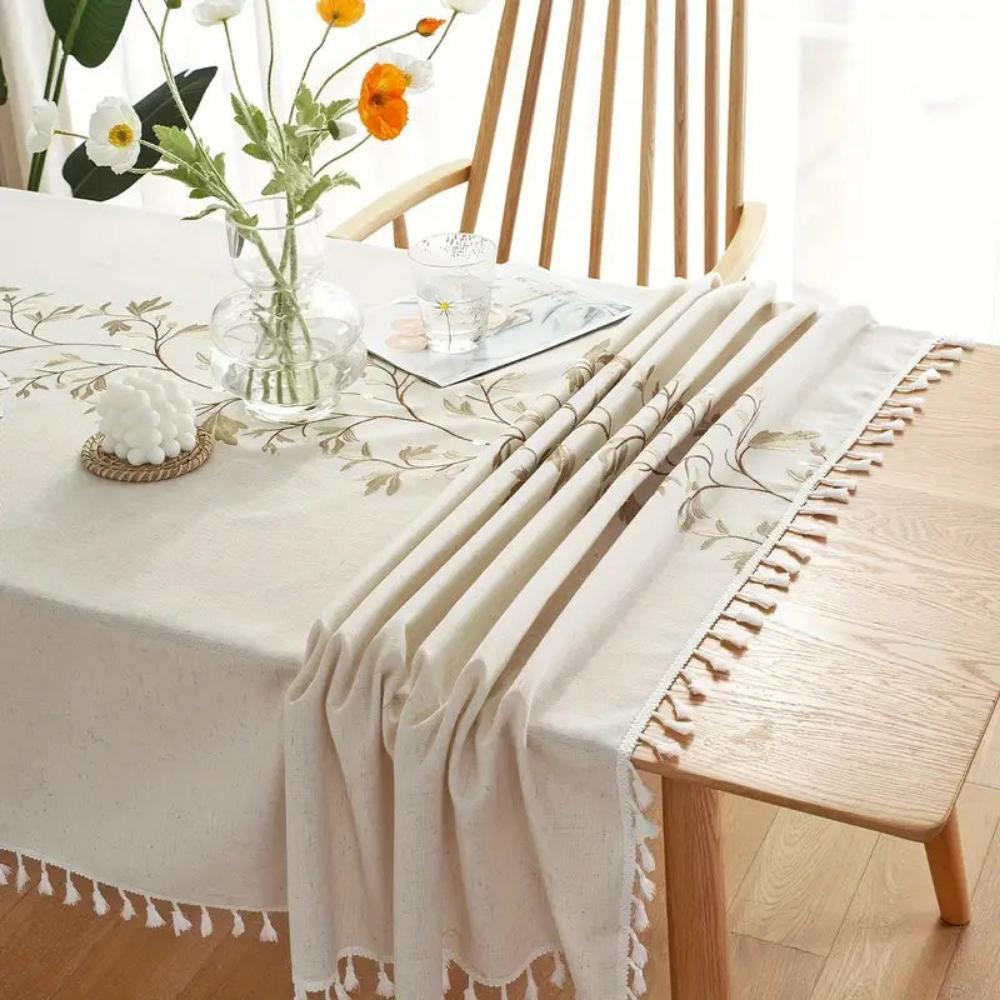 Broderet duk med blomster og dusker