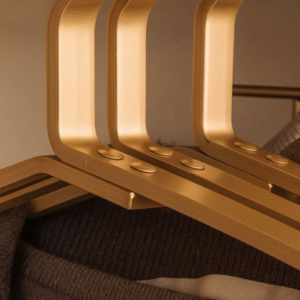 Slanke kleshengere i metallegering