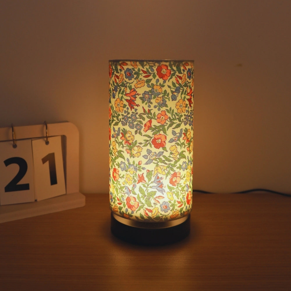 Bordlampe med botanisk blomsterstoff
