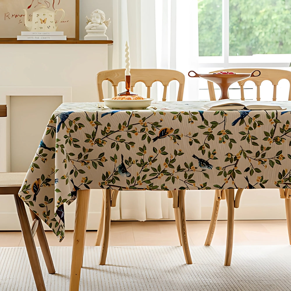 Overdådig duk med blomster og fugler
