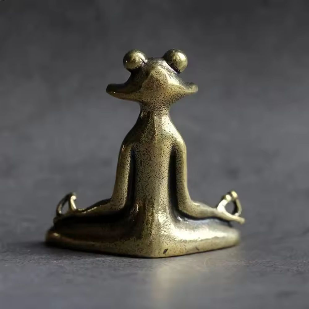 Miniatyrfigur av rolig frosk på lotus