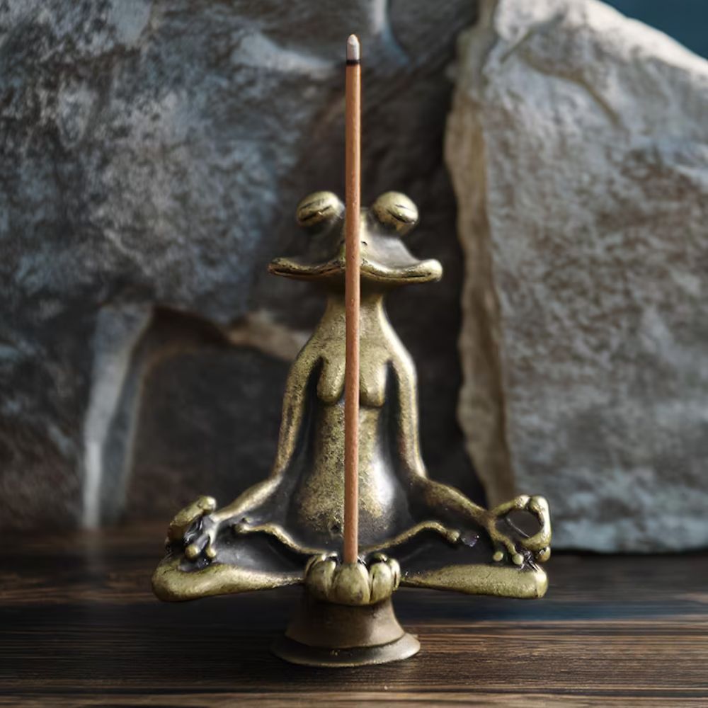 Miniatyrfigur av rolig frosk på lotus