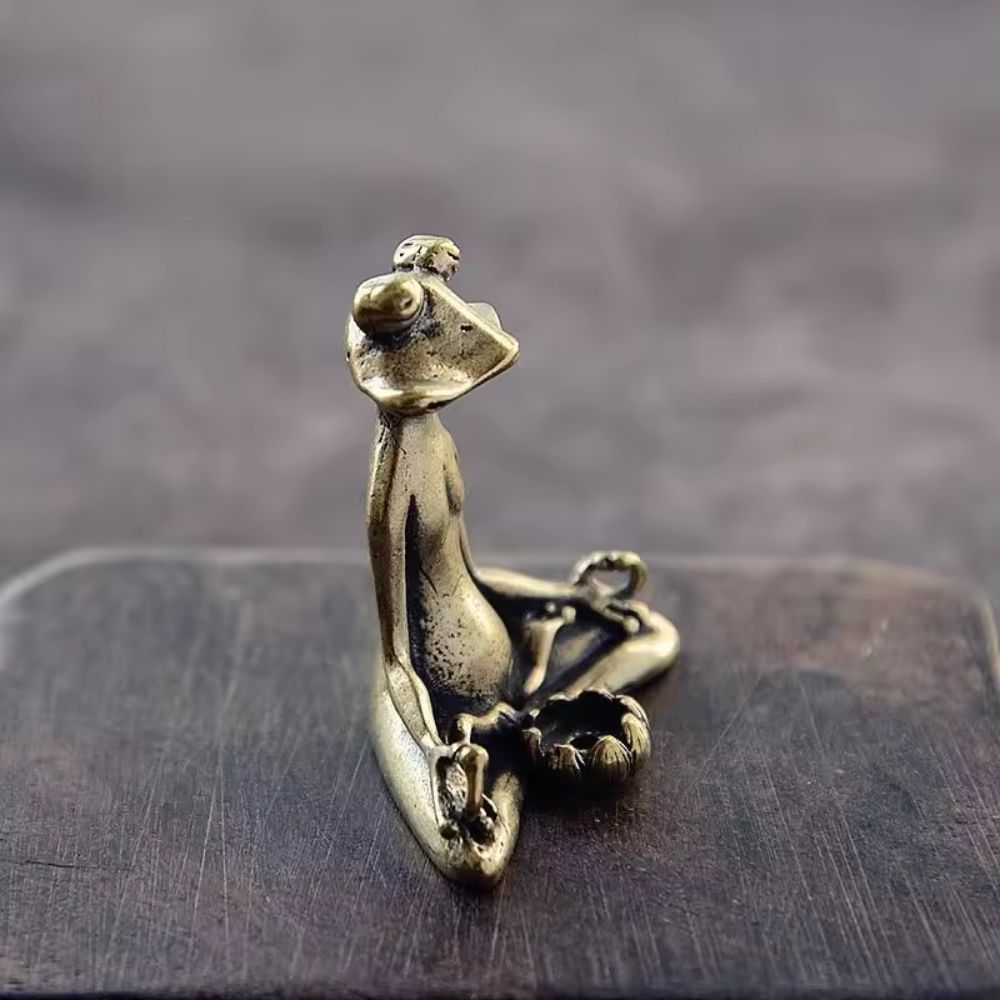 Miniatyrfigur av rolig frosk på lotus