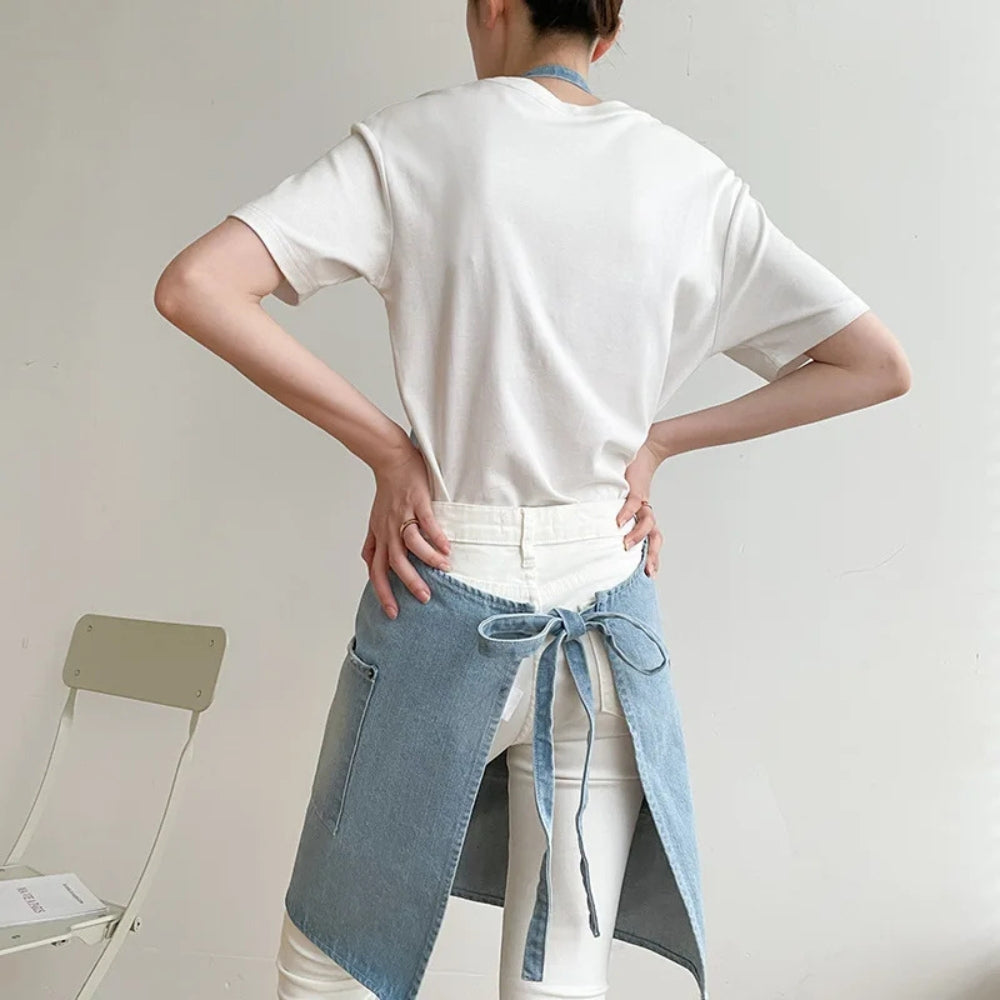 Klassisk forkle i blå denim med lomme