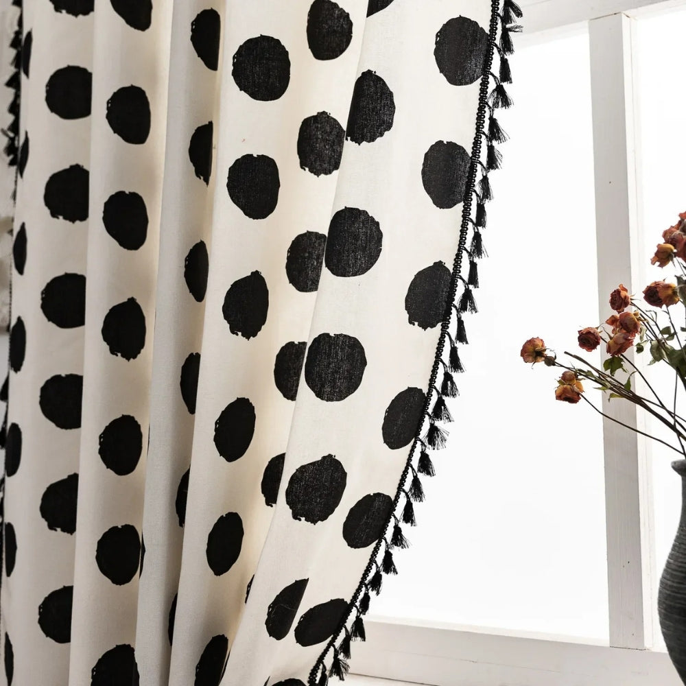Elegant gardin med polkaprikker og dusker