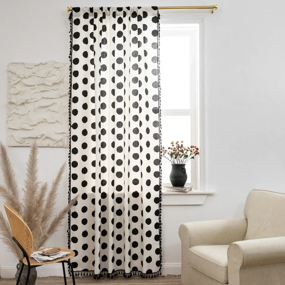 Elegant gardin med polkaprikker og dusker – H47.2" x W59"