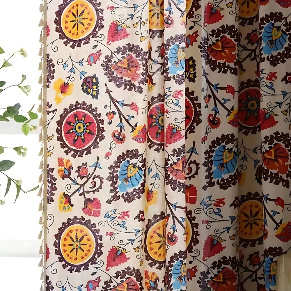 Boho-gardin med fargehjul og dusker