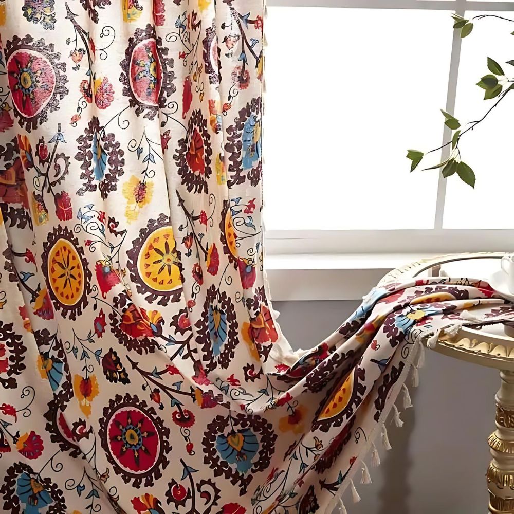 Boho-gardin med fargehjul og dusker