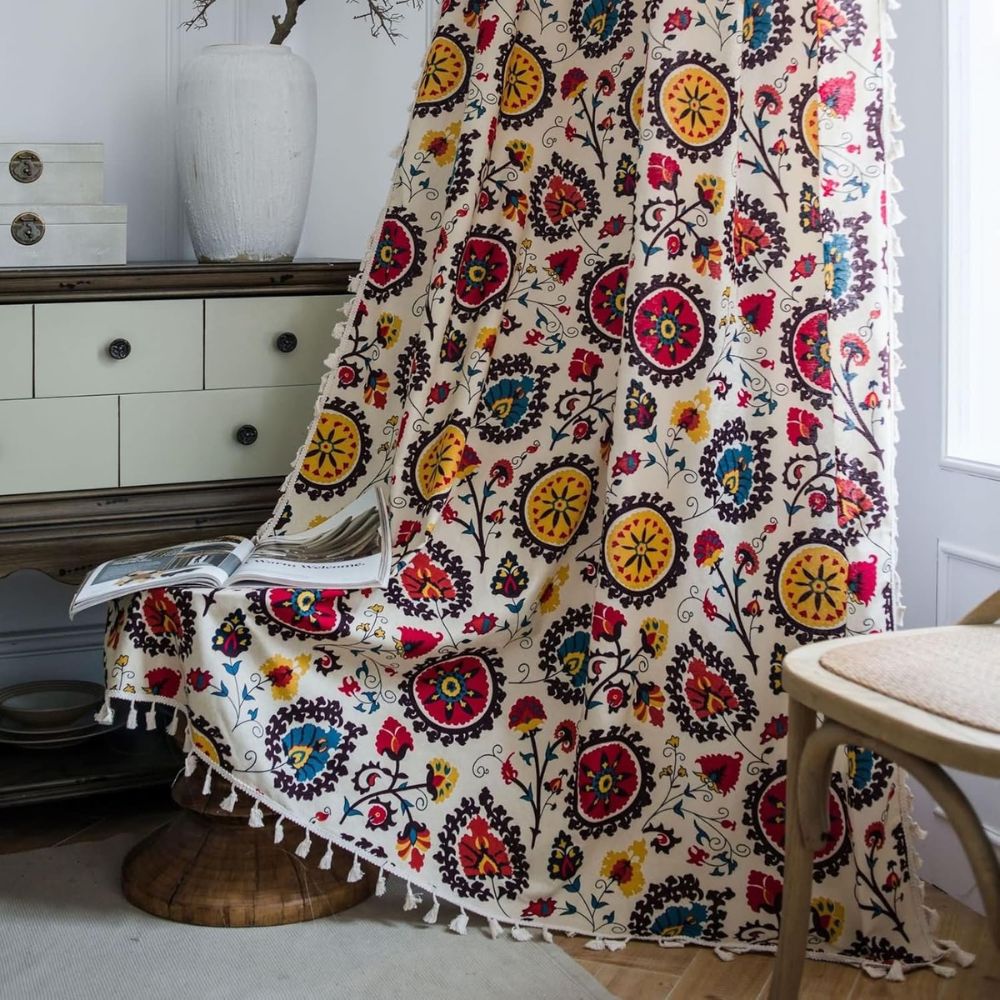 Boho-gardin med fargehjul og dusker