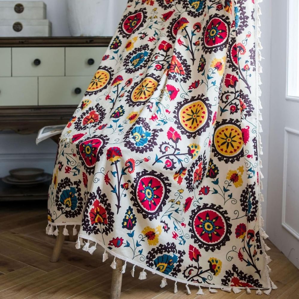 Boho-gardin med fargehjul og dusker