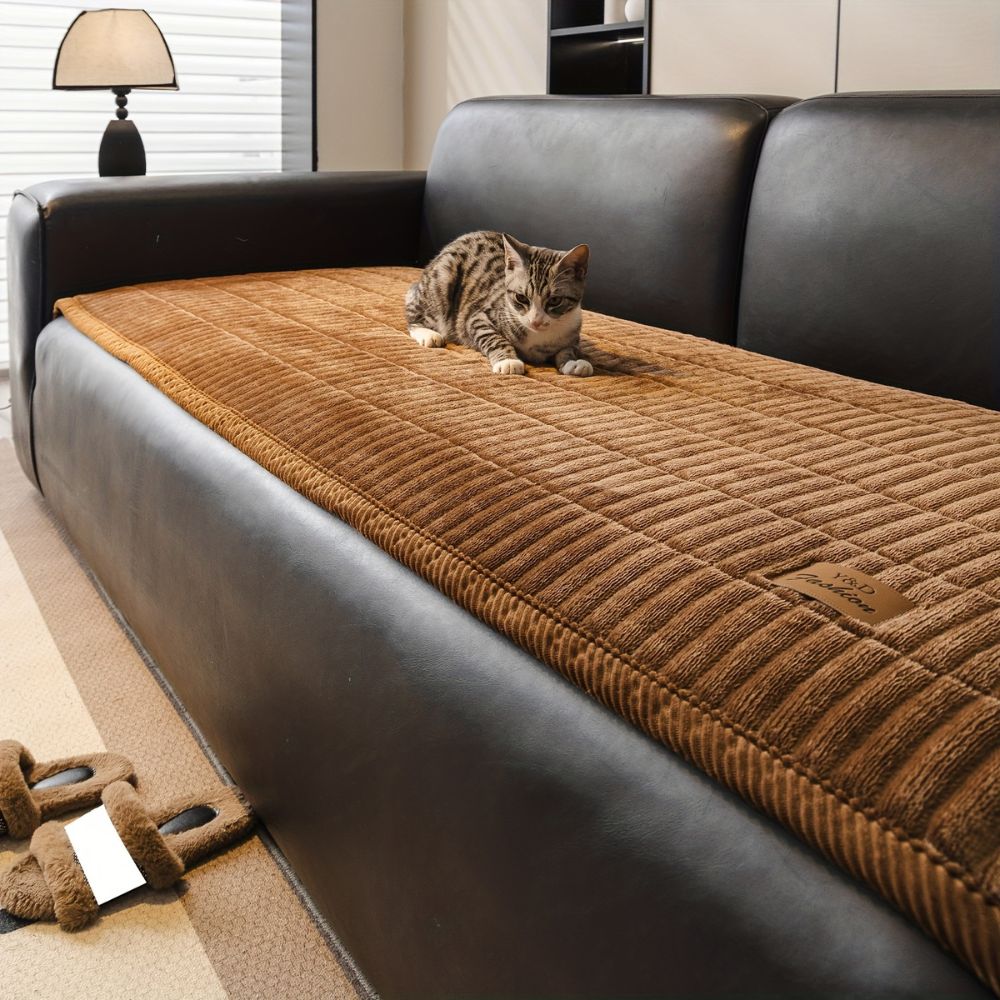 Lunt quiltet sofatrekk med beskyttelse – Luxe Krem