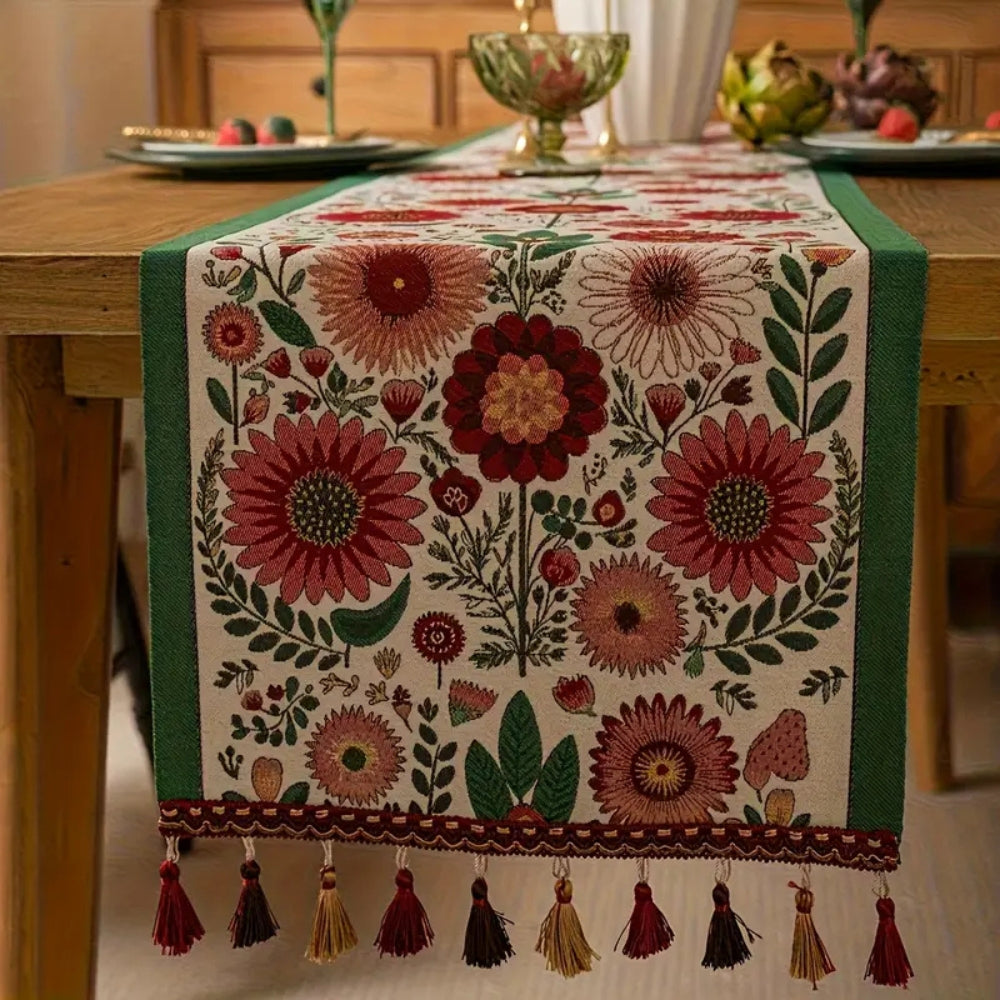 Brodert bordløper med blomster og dusker