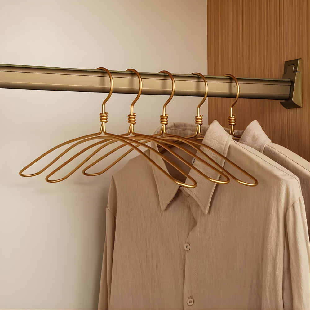 Ekstra brede elegante kleshengere i aluminium | Sett med 6 – Gull