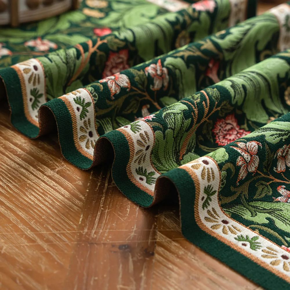 Brodert bordløper med blomsterranker