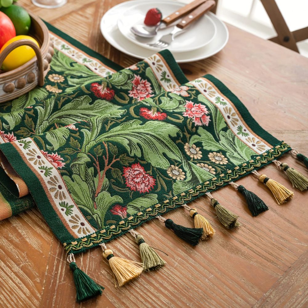 Brodert bordløper med blomsterranker