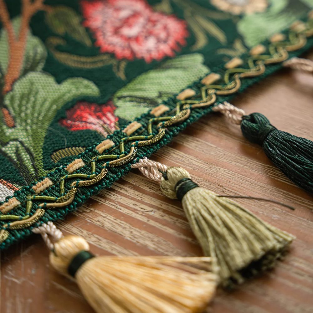 Brodert bordløper med blomsterranker