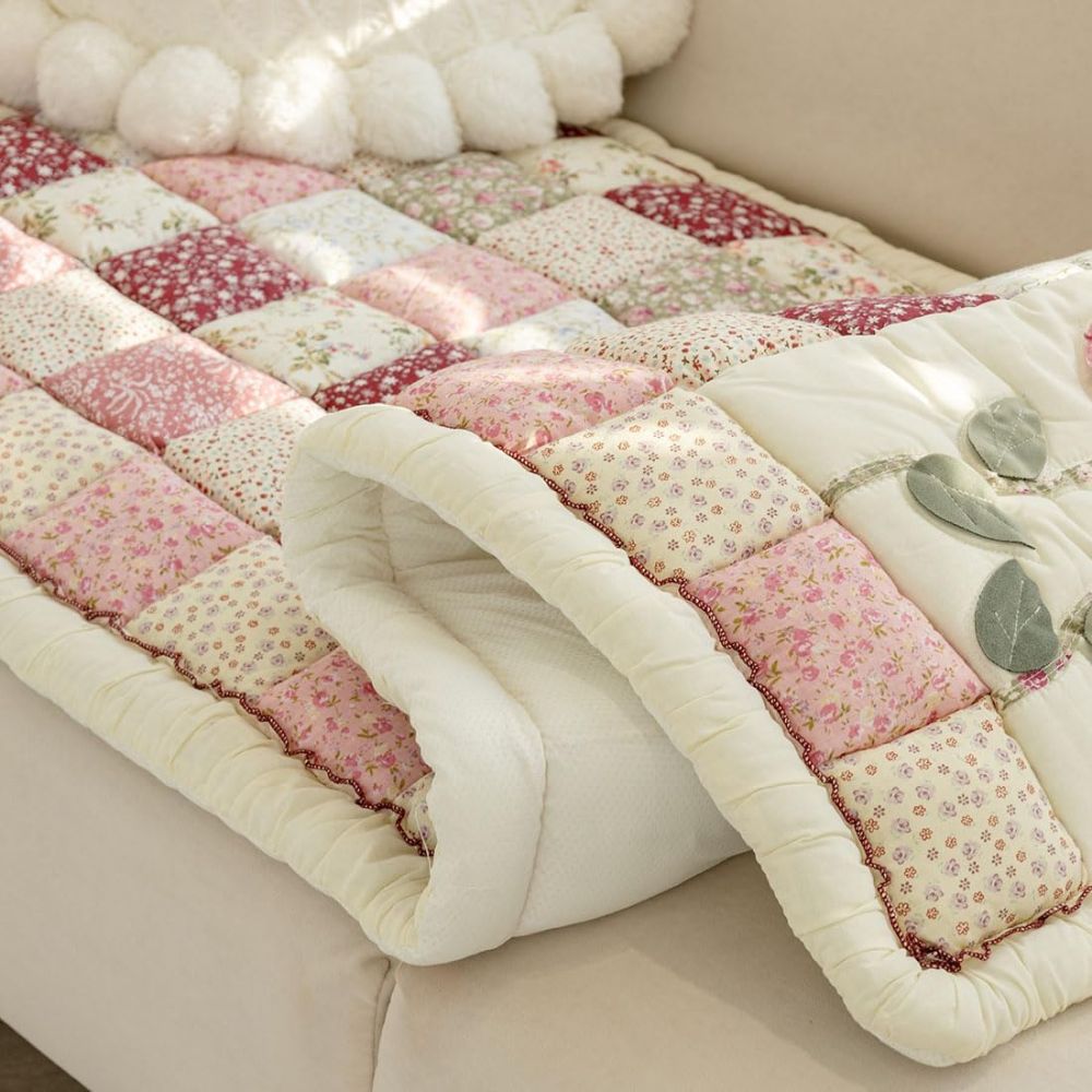 Quiltet sofatrekk med blomster