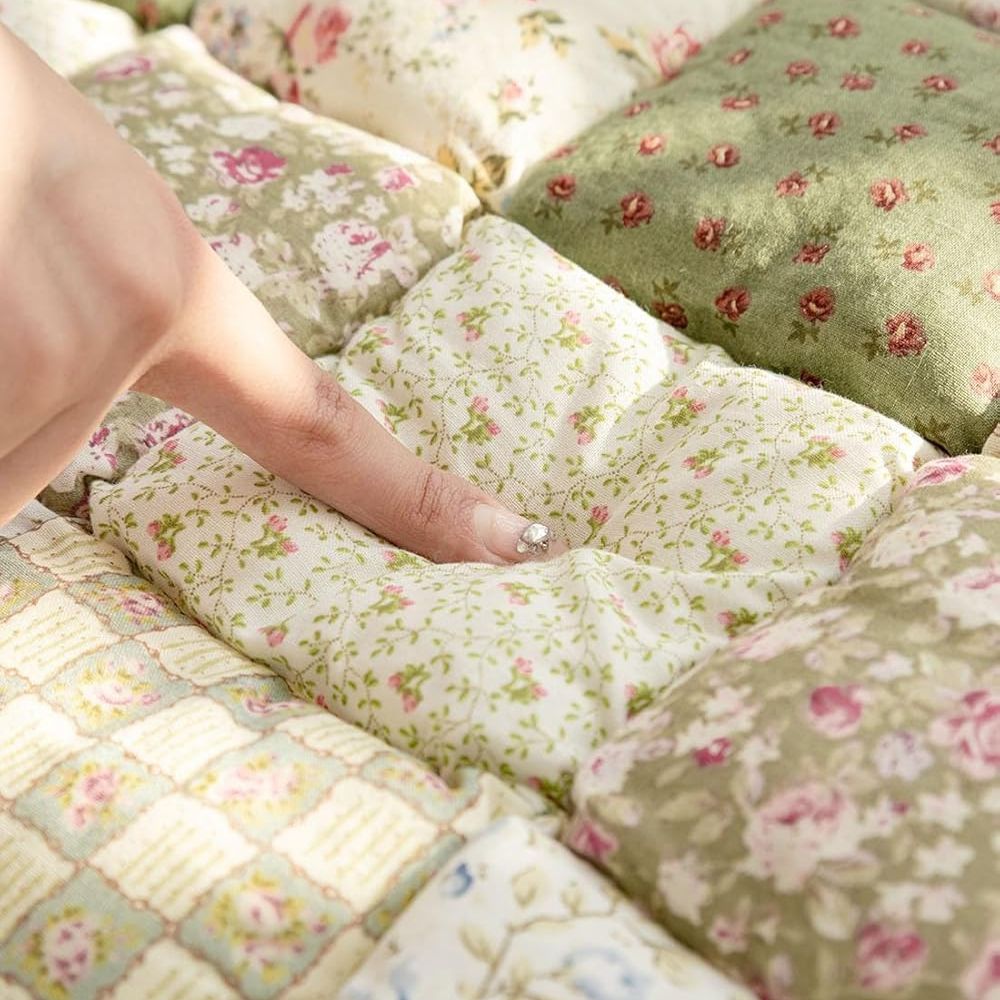 Quiltet sofatrekk med blomster