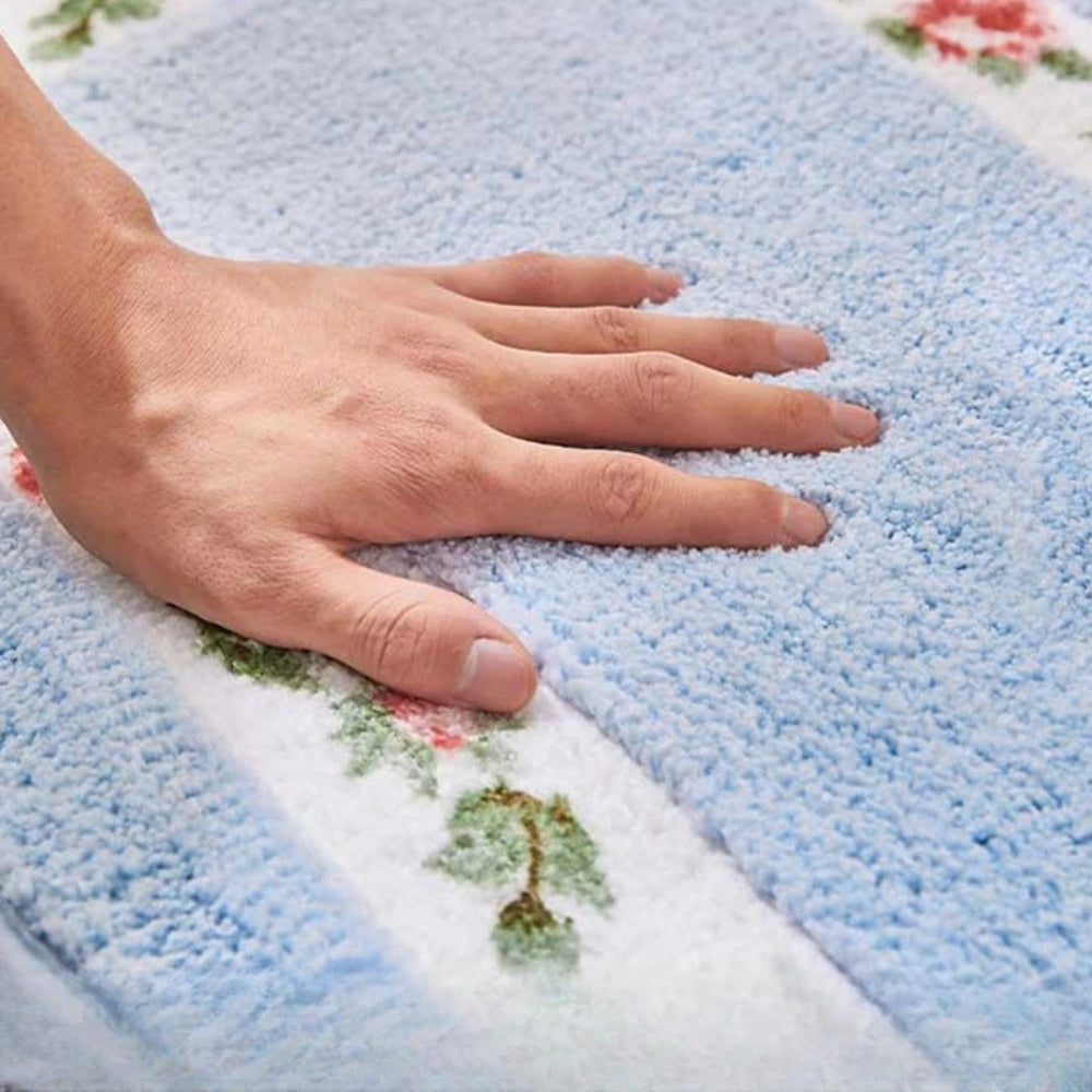 Oval plysjbadematte med blomster