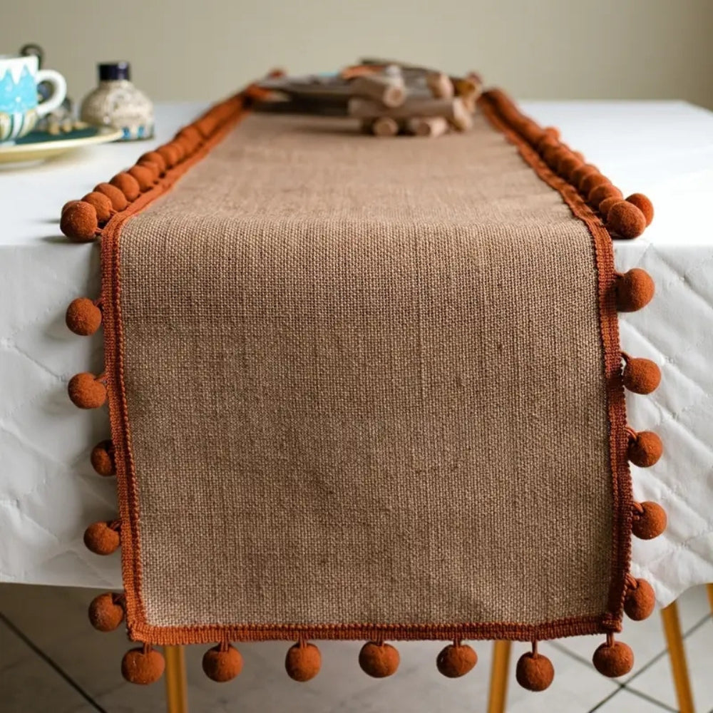 Bohemsk bordløper i jute med pomponger – 12"x47"