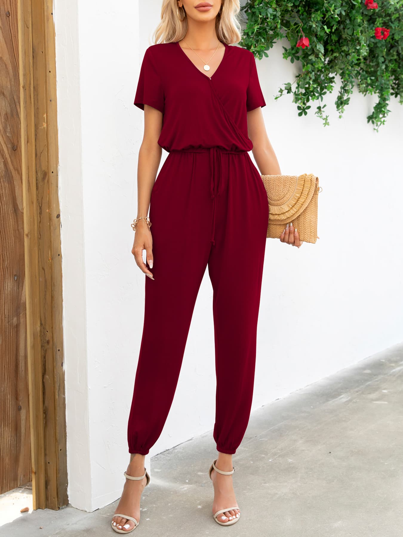 Kvinne Jumpsuit med Kort Erme V - Hals og Lommer - NordHjem