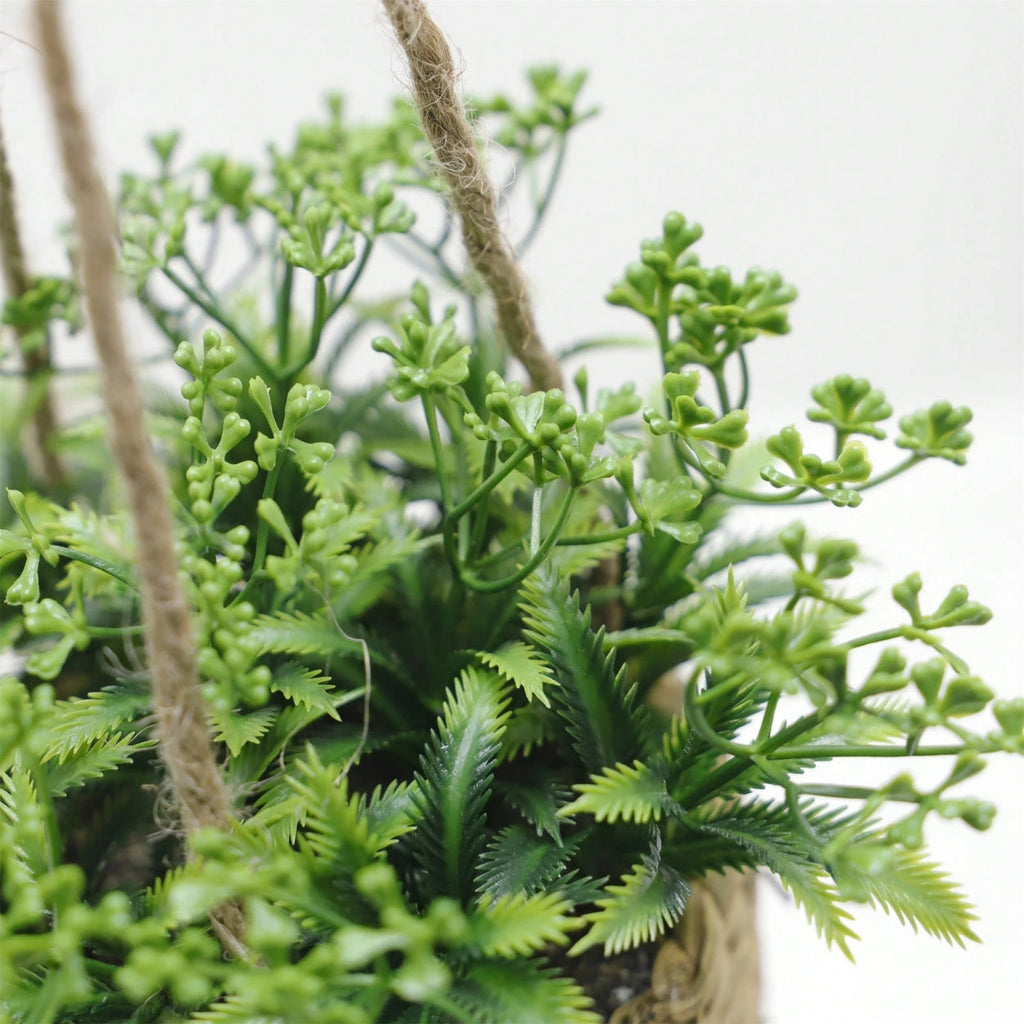 Leafara hengende kunstig plante i vevd kurv