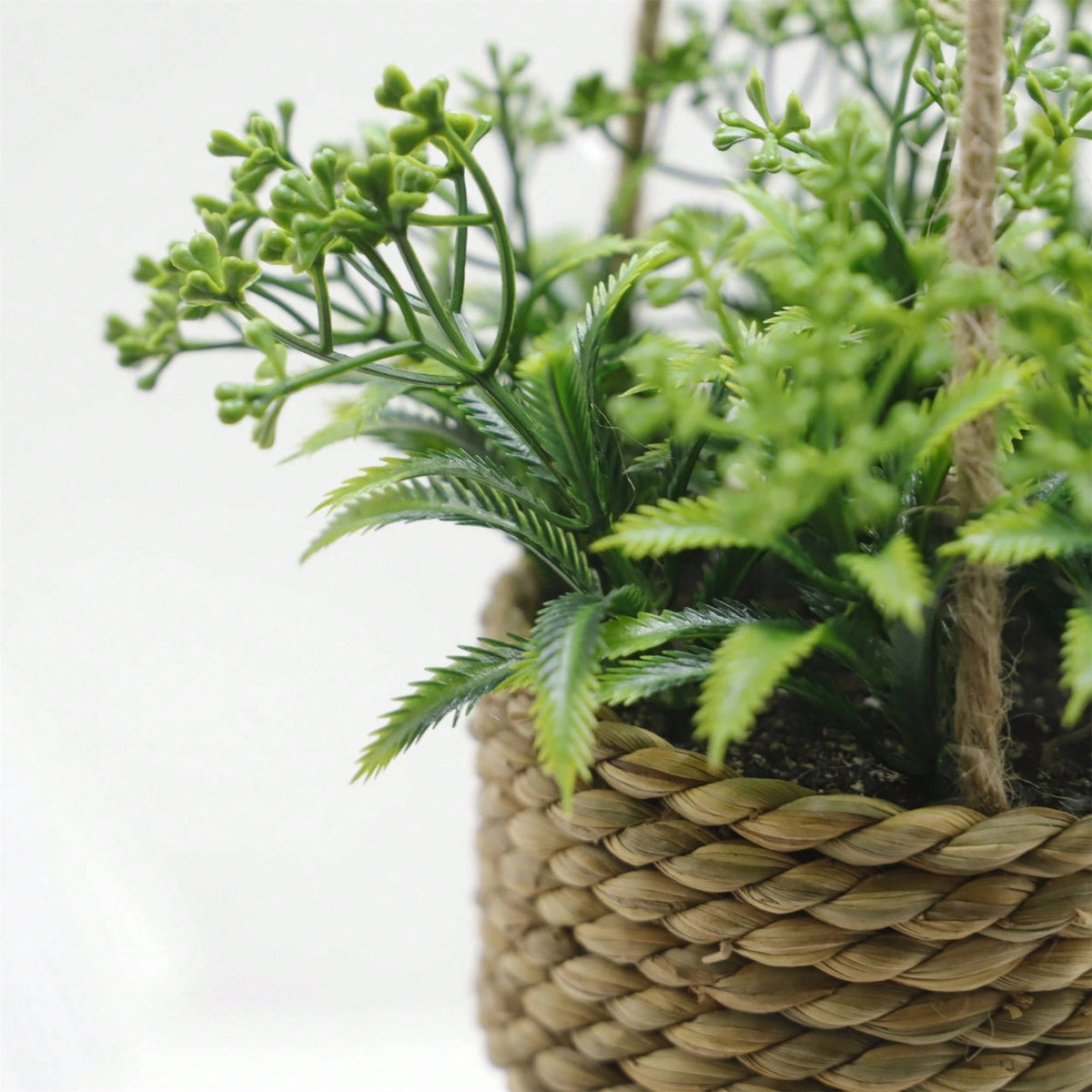 Leafara hengende kunstig plante i vevd kurv