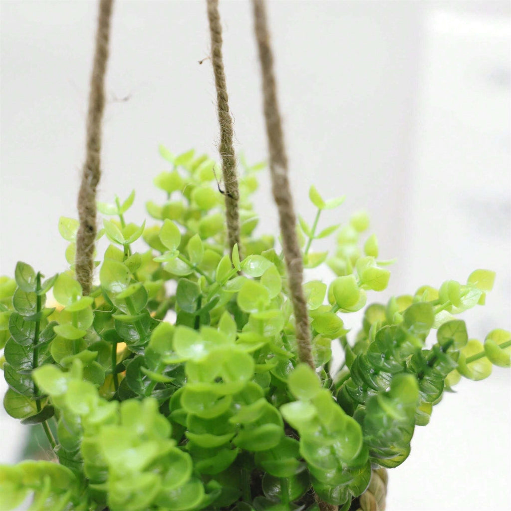 Leafara hengende kunstig plante i vevd kurv