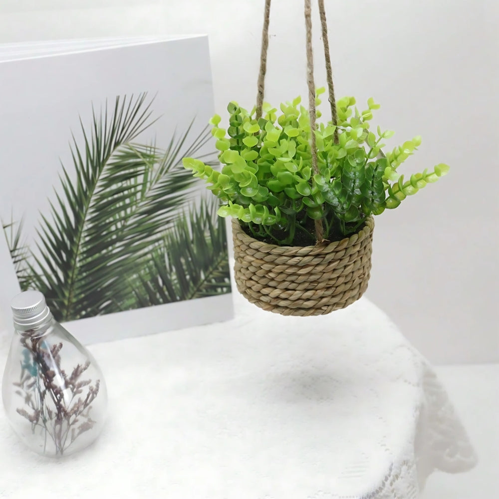 Leafara hengende kunstig plante i vevd kurv
