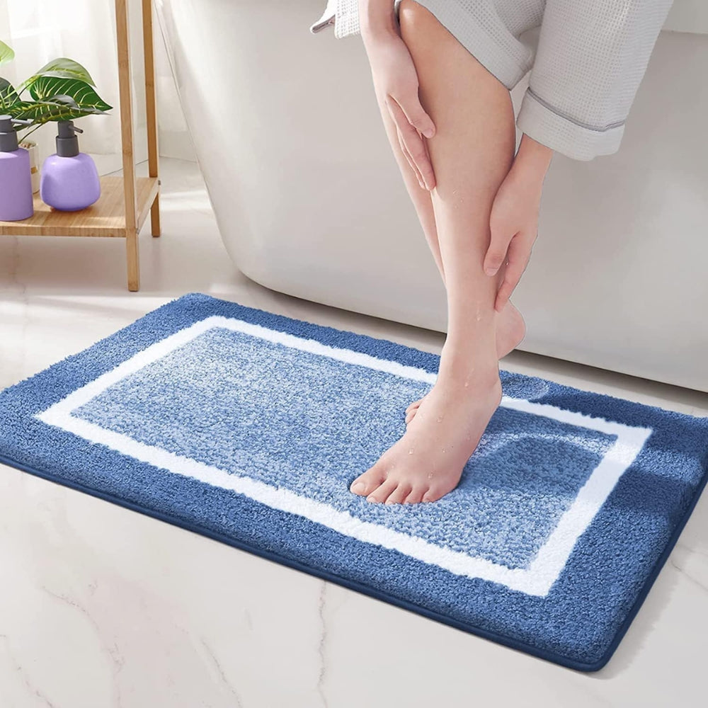 Moderne sklisikker badematte med bord