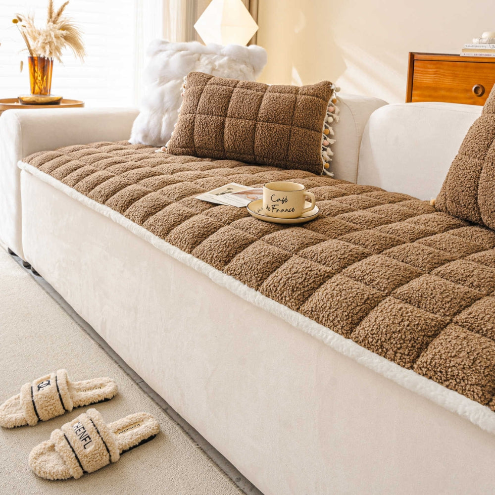 Moderne sklisikkert sofatrekk i firkantet bouclé