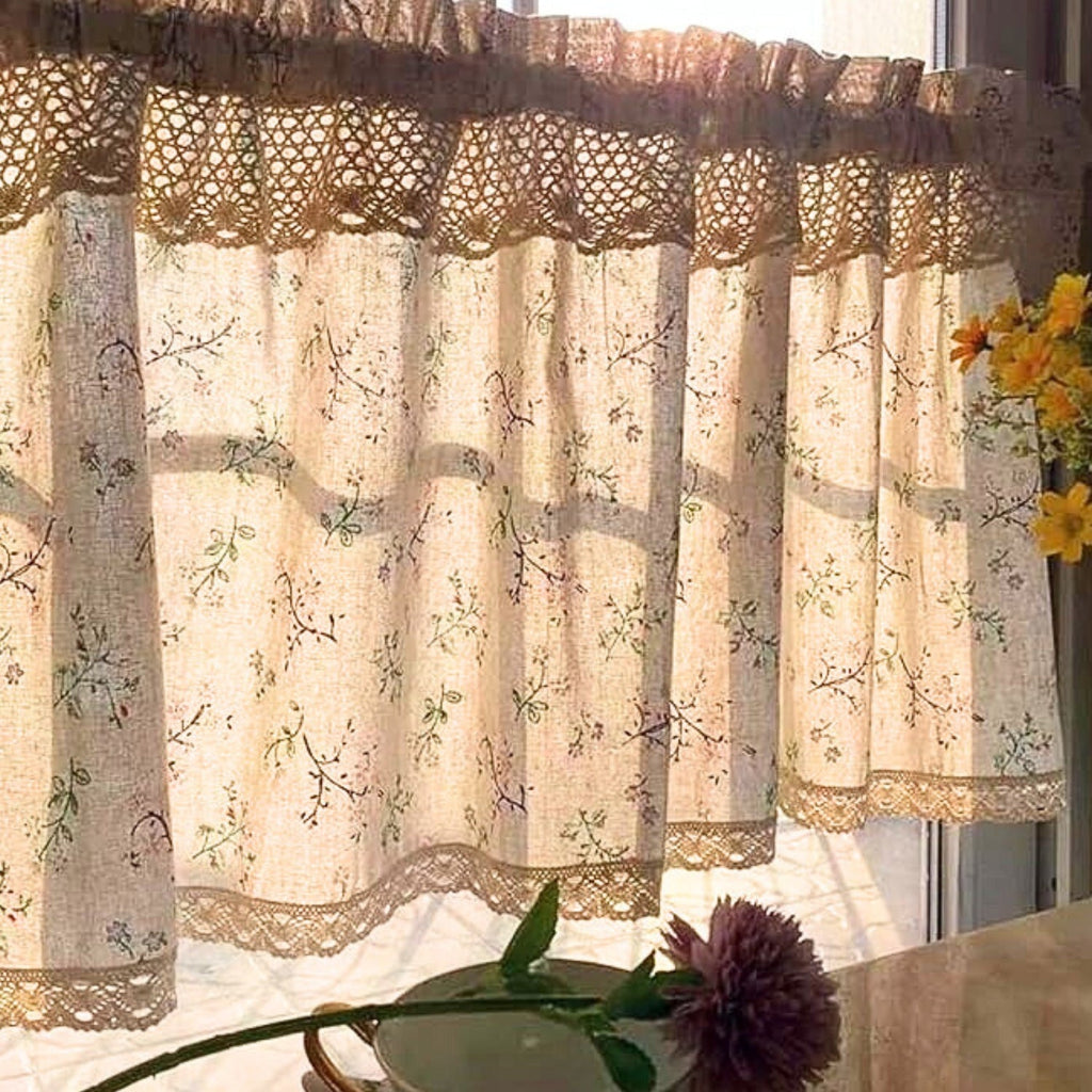 Nordisk kjøkkengardin med blomster