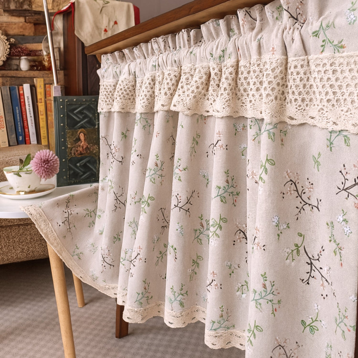Nordisk kjøkkengardin med blomster – Blossom Lace