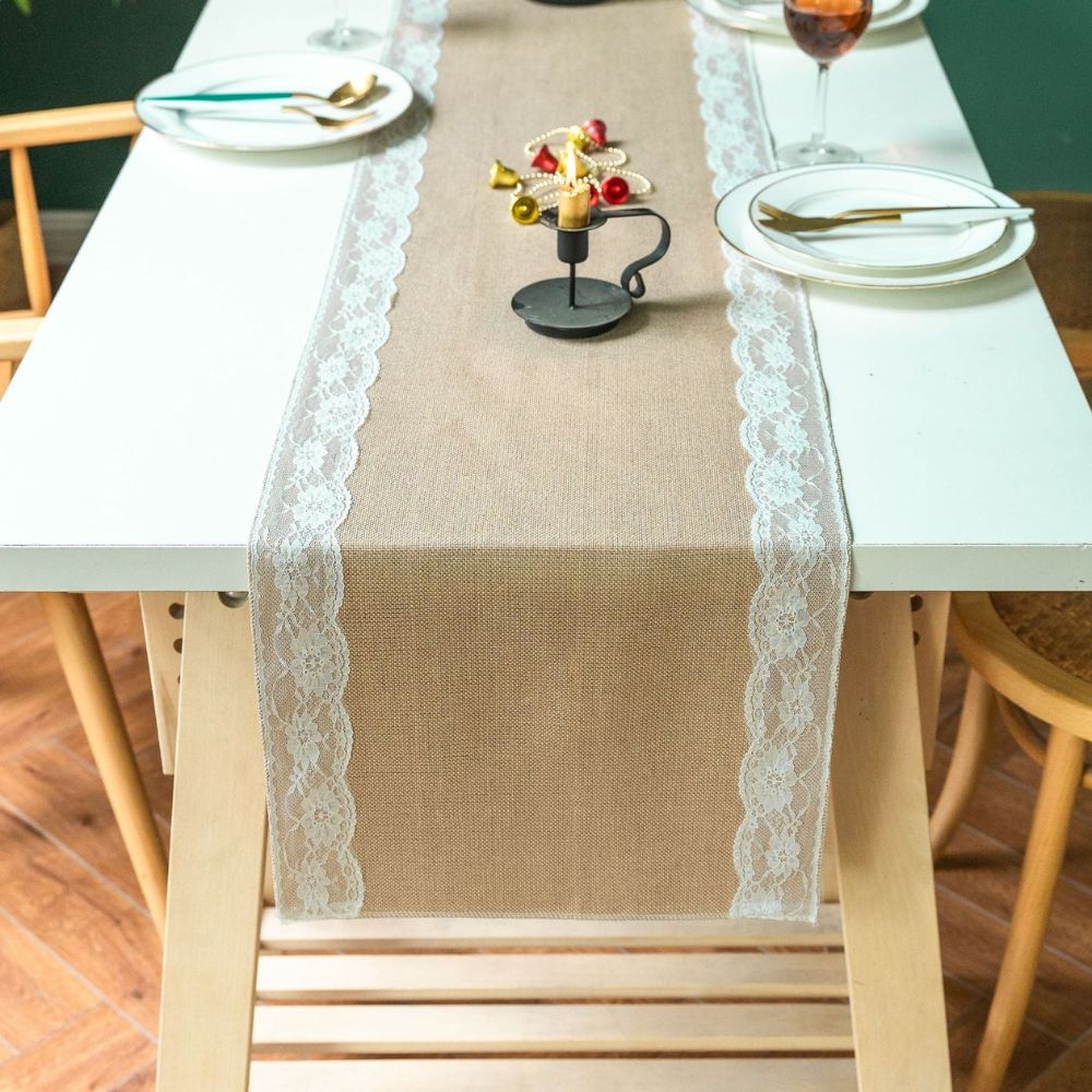 Bordløper med utsmykket blomsterblonde