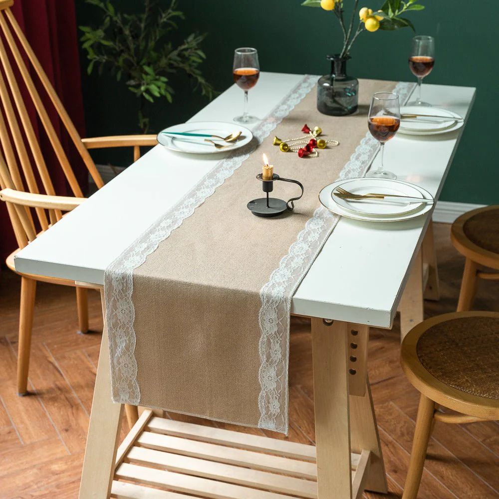 Bordløper med utsmykket blomsterblonde – 12"x47"