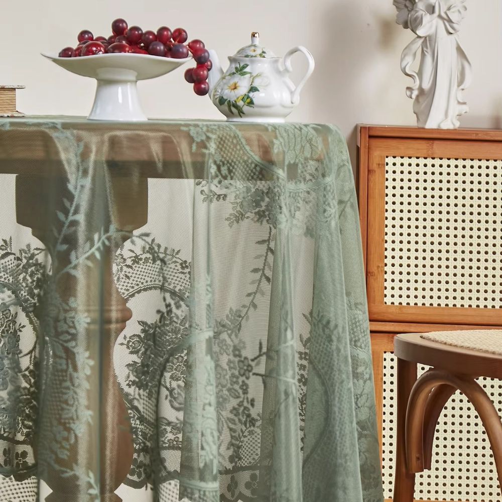 Rund duk i blonde med blomstermotiv