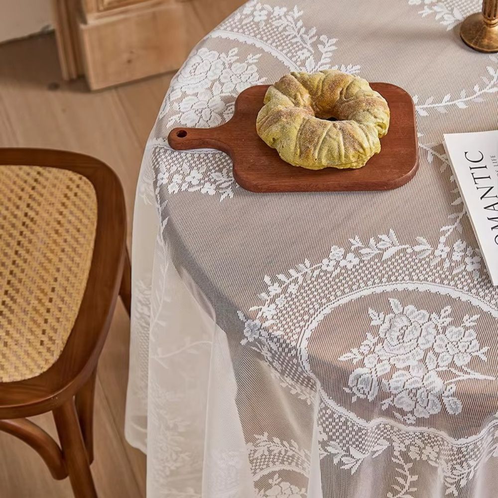 Rund duk i blonde med blomstermotiv
