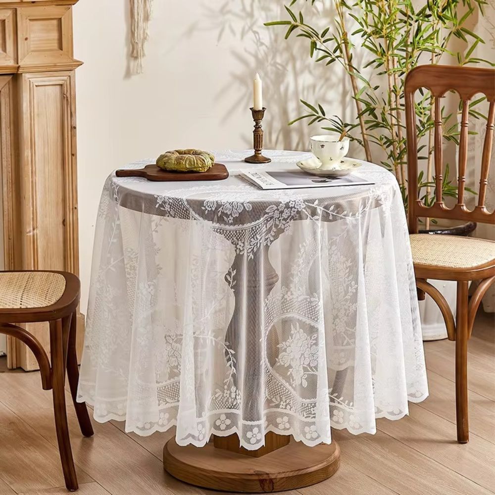 Rund duk i blonde med blomstermotiv