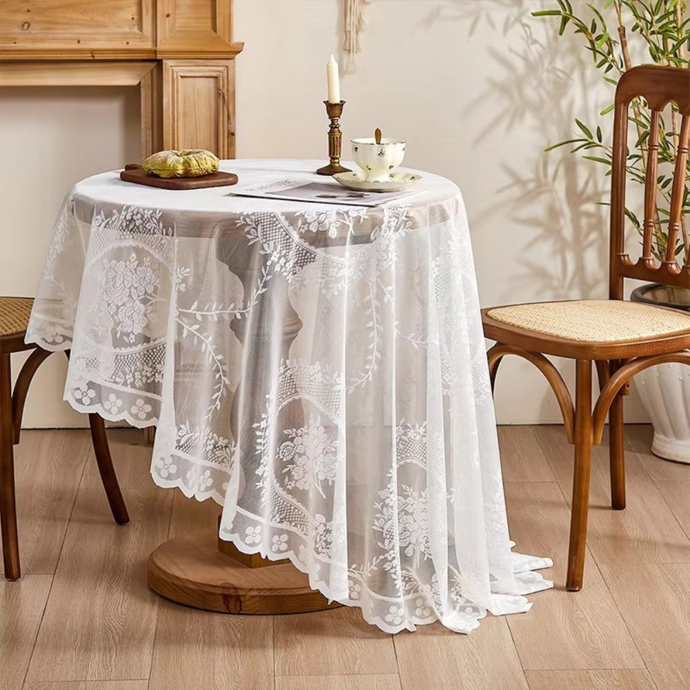 Rund duk i blonde med blomstermotiv