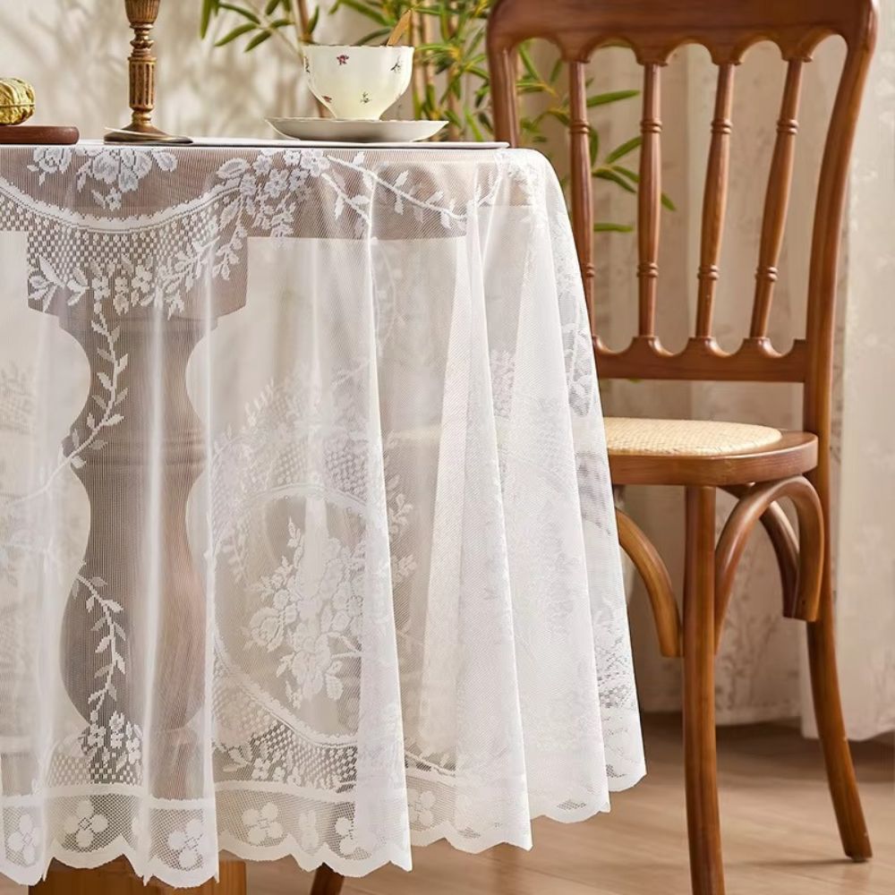 Rund duk i blonde med blomstermotiv
