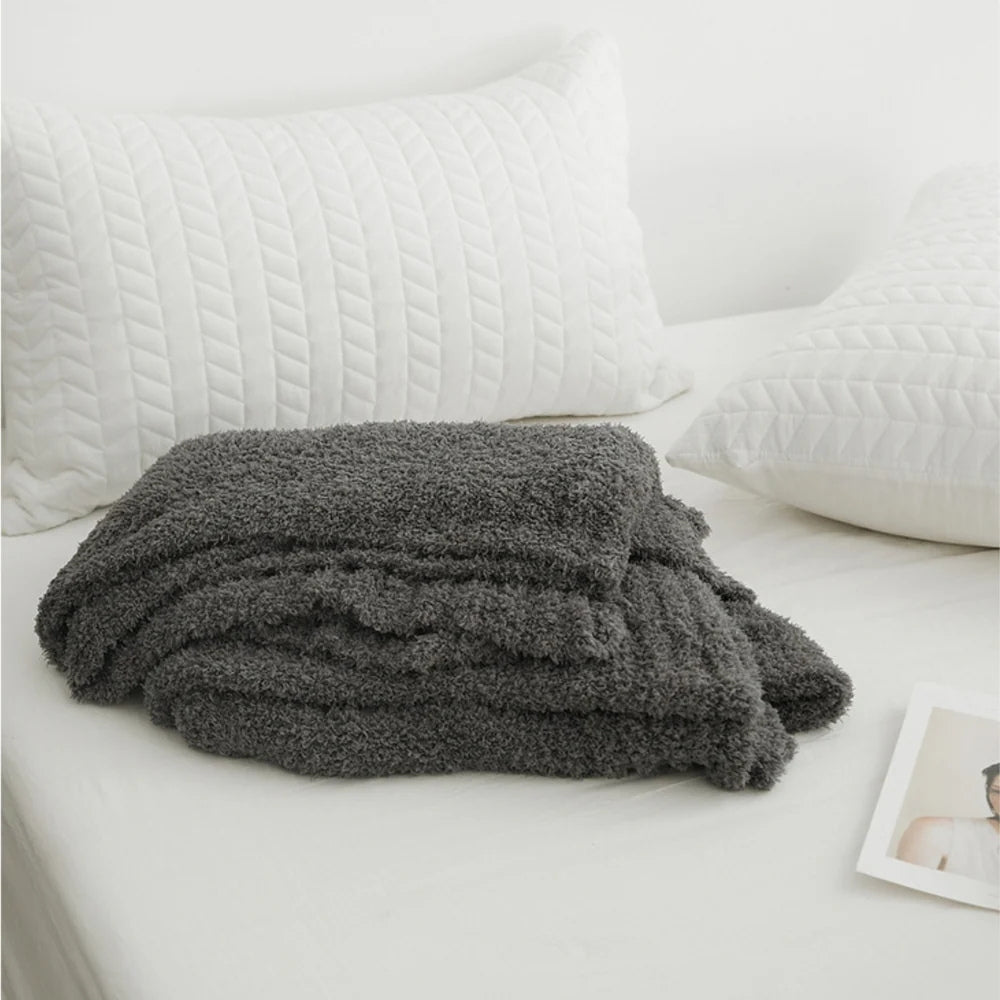 Soft Nest minimalistisk strikkepledd