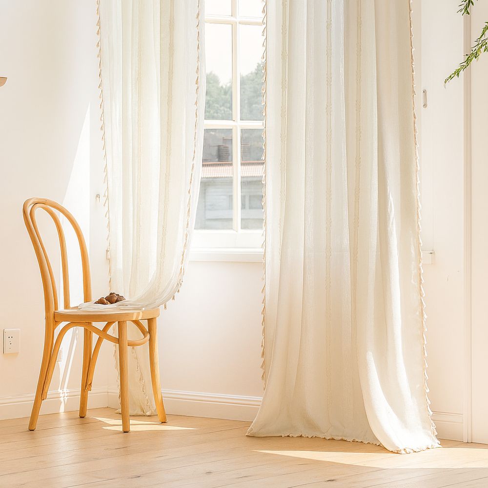 Transparent gardin med solstriper og dusker